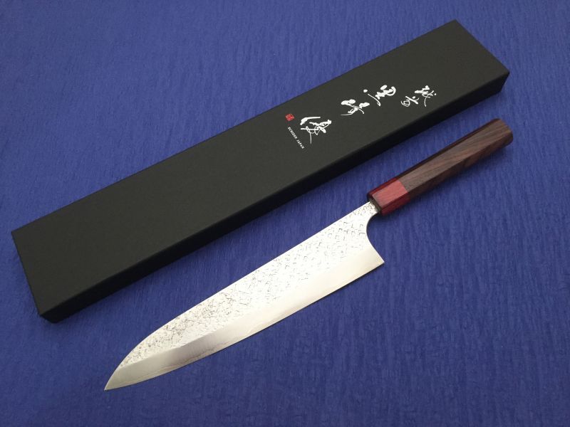 越前鍛冶 黒崎優 作 本鍛造 パウダーハイスR２鋼 牛刀270mm 菱乱打鎚模様 赤朱桂紫檀八角柄